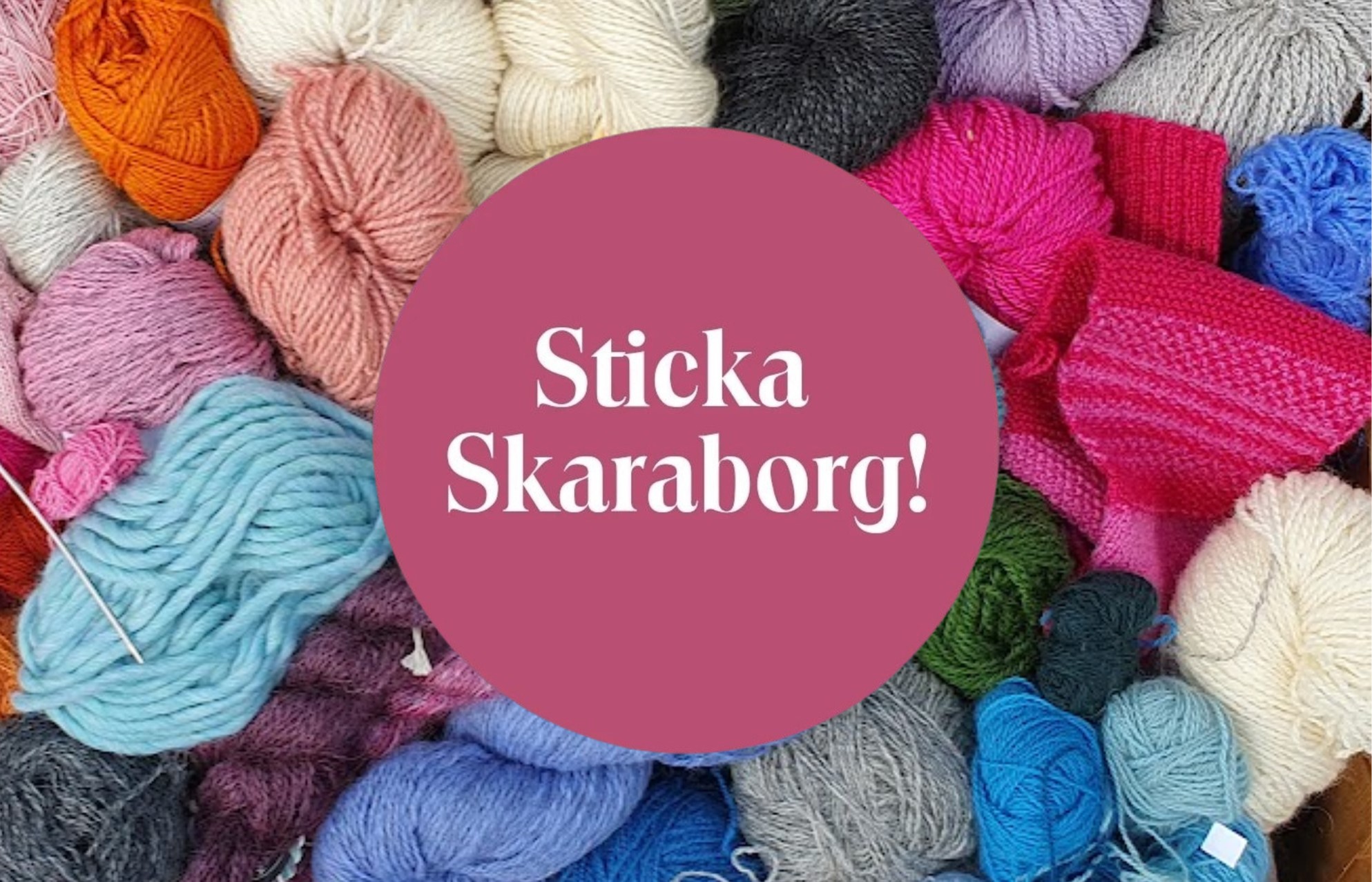 En rosa cirkel med texten Sticka Skaraborg! i vitt framför garn er i olika färger