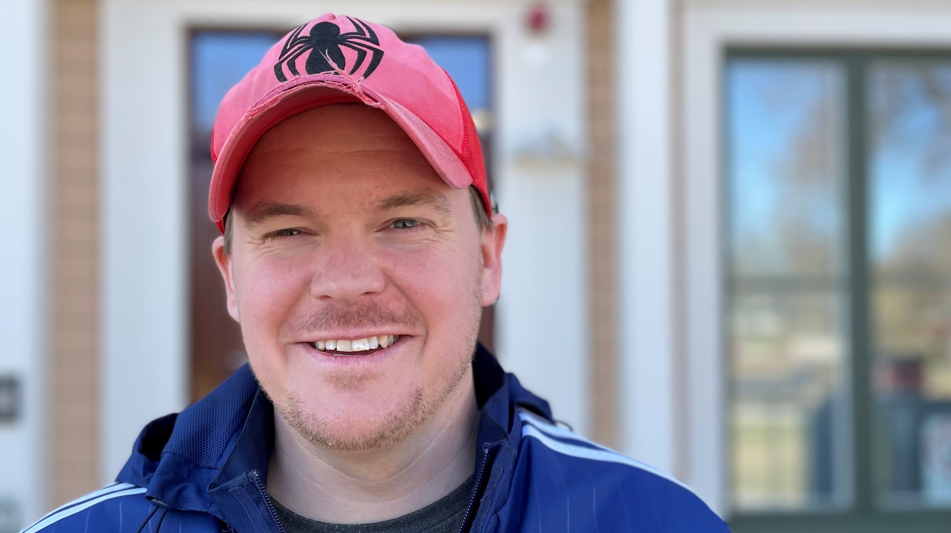 Johan står framför den gula villan