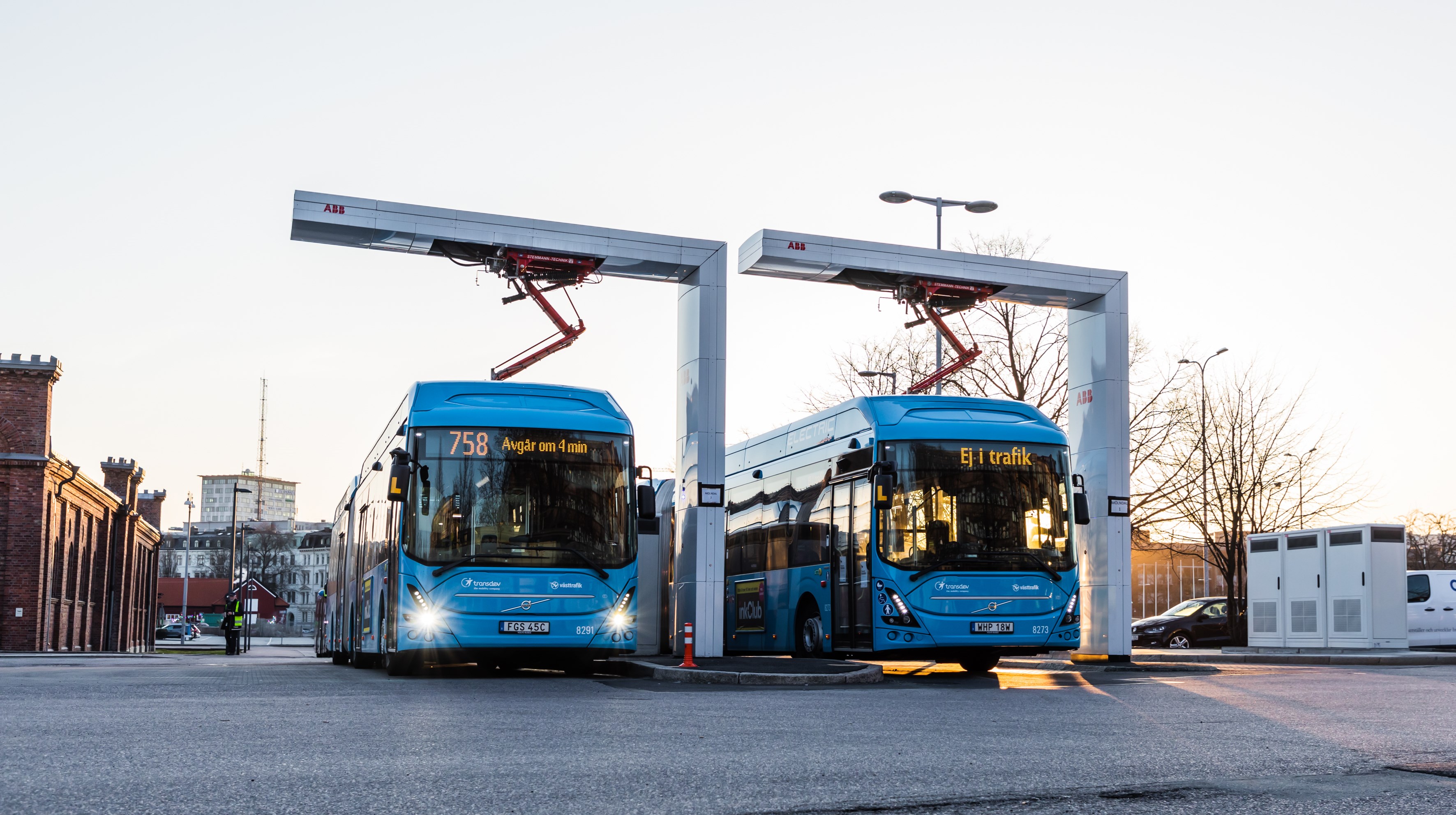 Två av Västtrafiks elbussar på laddning