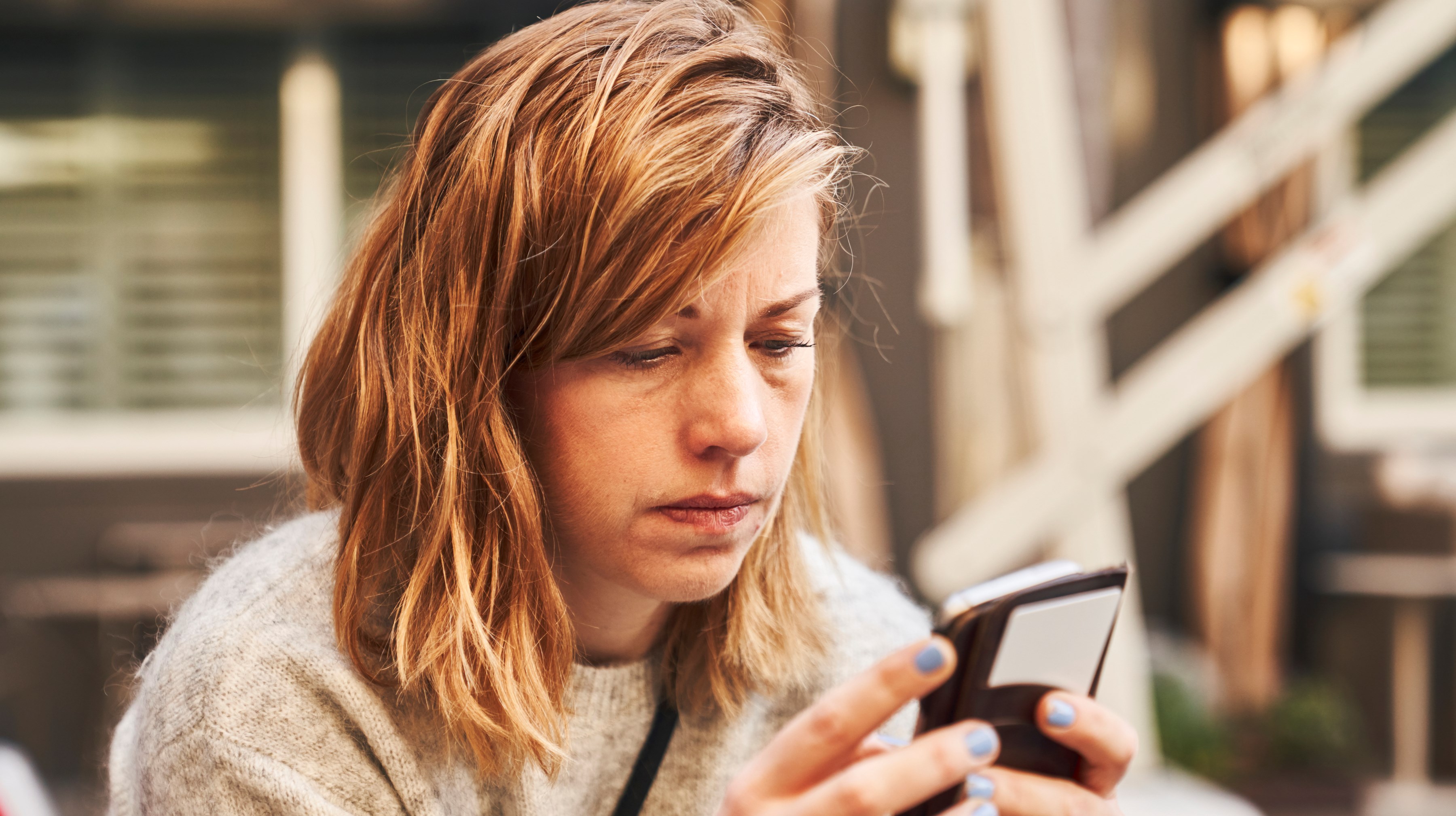 Kvinna med mobiltelefon