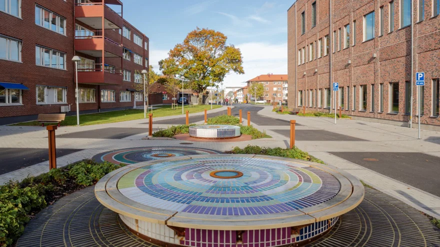 Rundlar med färgade kakelplattor mellan två tegelbyggnaden