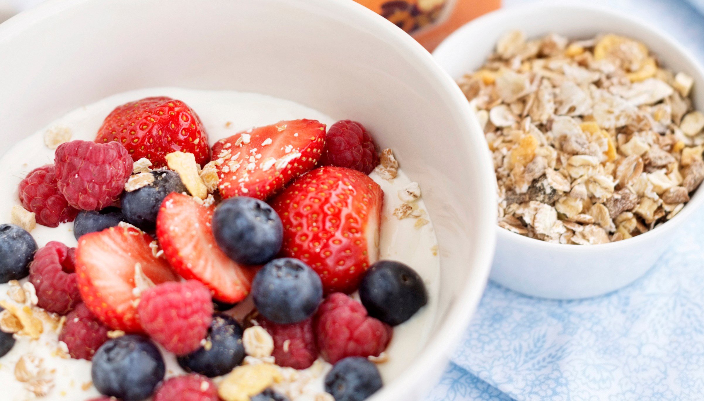 frukost med müsli, yoghurt och bär