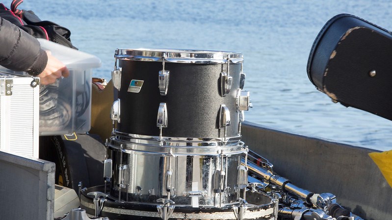 Musikinstrument som fraktas på en Kosterbåt.