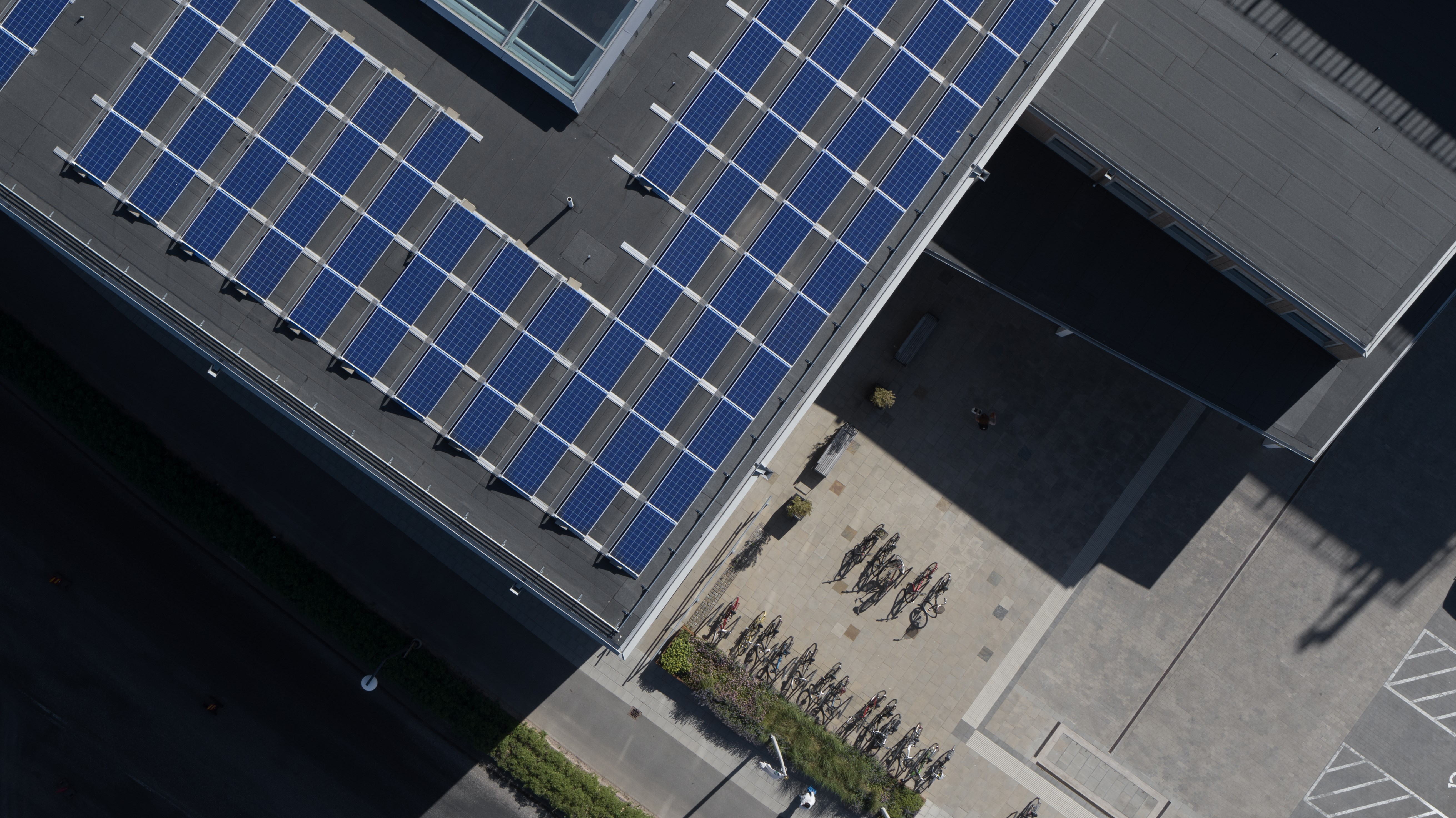 Solceller sedda ovanifrån på tak
