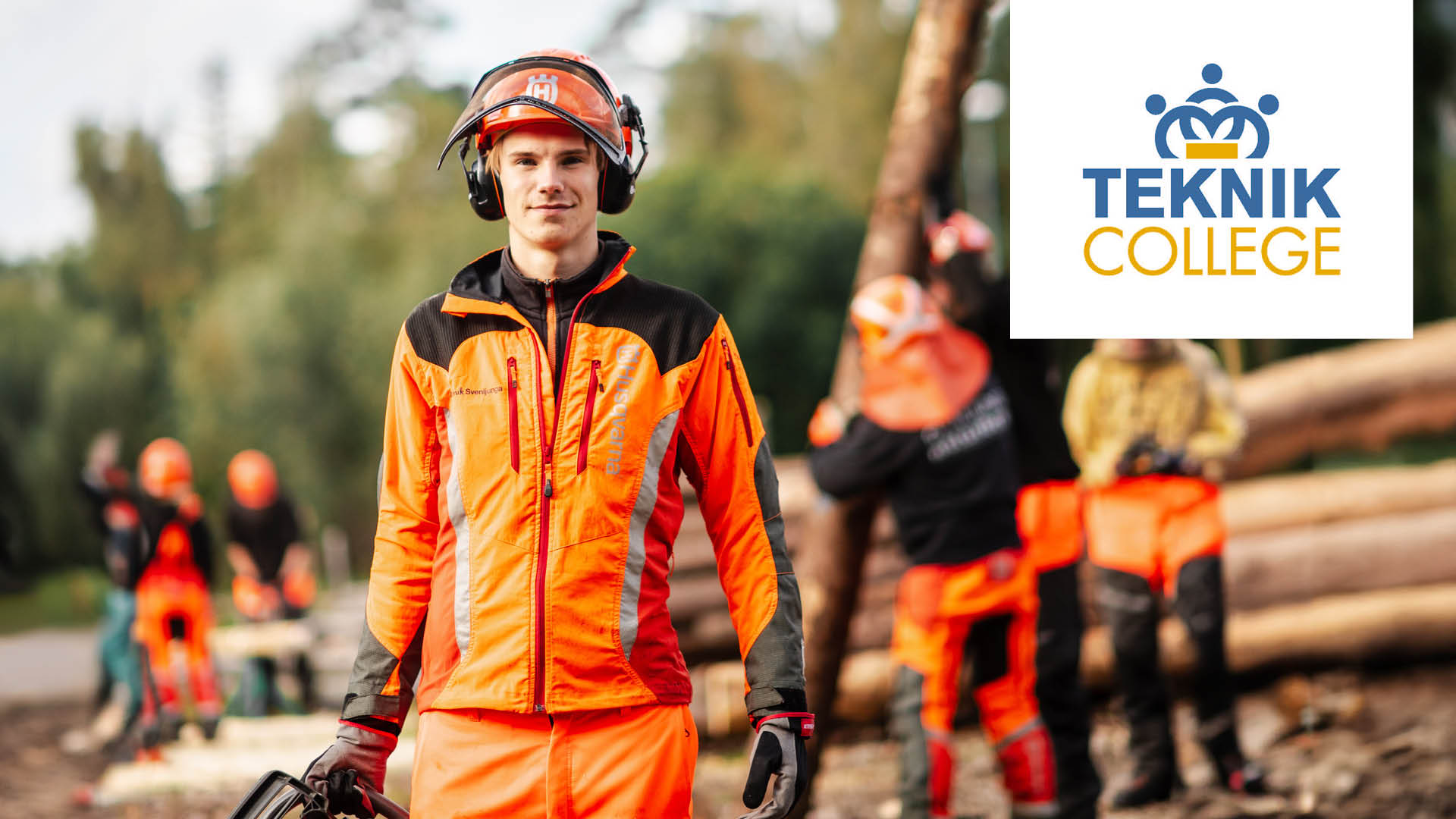 Elev med orange skyddskläder och hjälm med motorsåg i handen, samt logga för Teknikcollege