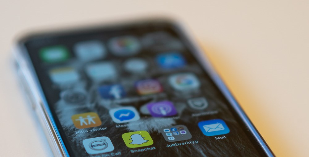 Mobiltelefon med appar att välja mellan på skärmen.