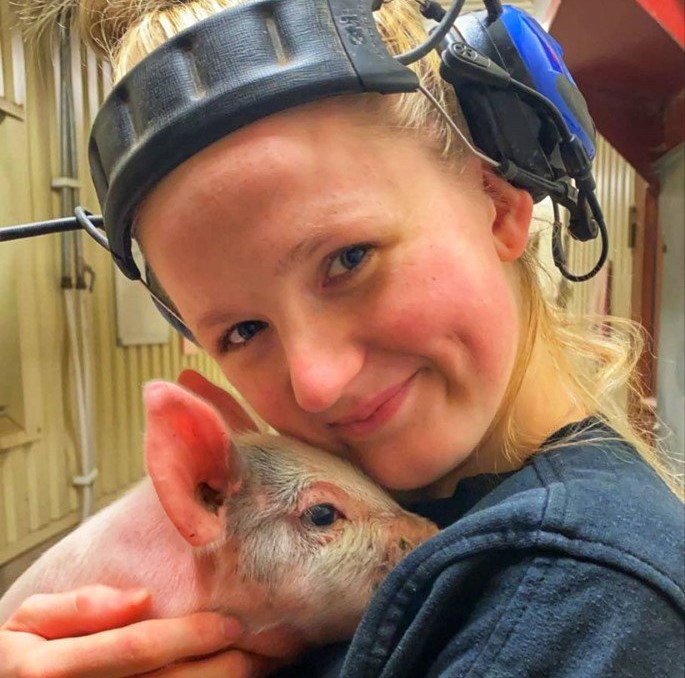 Julia Löfman som håller i en griskulting