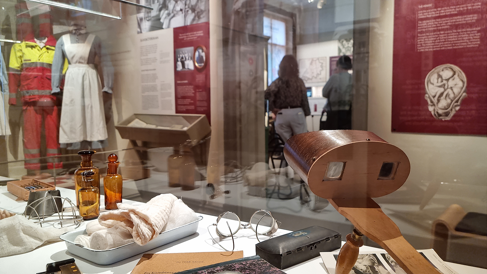 Rum i museet, monter med föremål