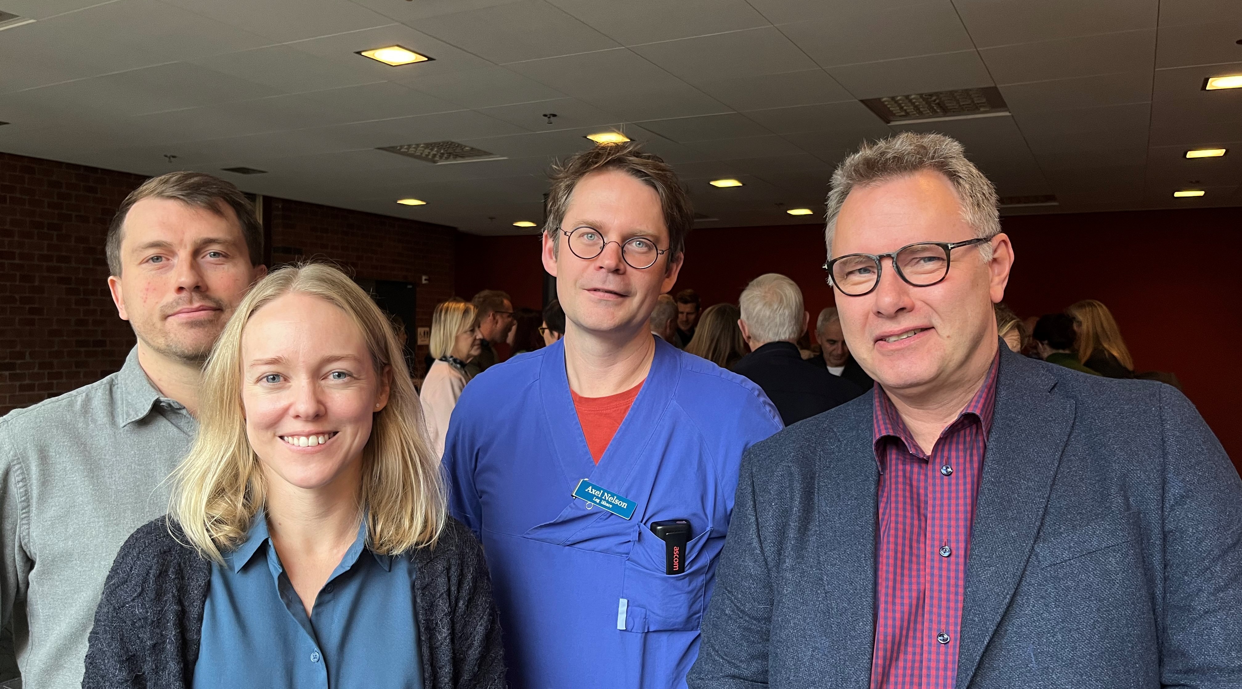 Samuel Alsén och Rebecca Riise, forskare och projektledare, Axel Nelson läkare och Lars Ny överläkare och professor ingår alla i samma forskarteam på Sahlgrenska Center för cancerforskning vid Göteborgs Universitet.