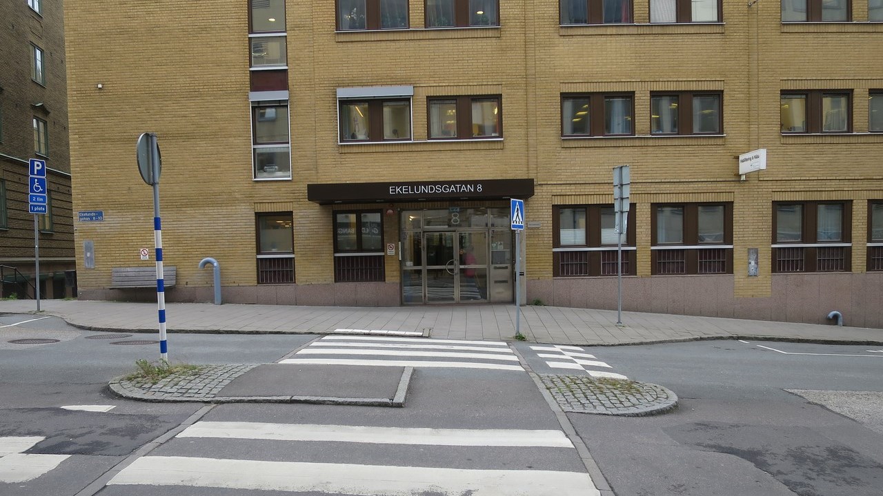 Entré i en gul tegelbyggnad